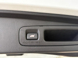電動テールゲートを装備、手荷物などで手が塞がっていても予約クローズ機能などの便利な機能でアシストしてくれます