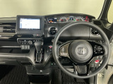 【ハンドル】運転にかかわる様々な操作を安全に行えるように視点移動が少なく操作性に配慮されたスイッチ類が凝縮されたコックピットです。