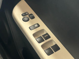 パワーウィンドウのスイッチですよ。 運転席に居ながら窓を開け閉めのコントロールできますよ。