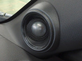 高音域をクリアに再生するスピーカー「ツイーター」を搭載しています。