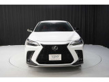 エクステリアは、一目でLEXUSとわかるスピンドルグリルを起点に、人が乗るキャビンの前後を大胆に絞り込んだ菱形のボディと力強く張り出したホイールフレアを融合させ、タイヤの存在を強調しています。