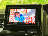 停車中にTVやDVDの視聴が可能。長距離移動の際の休憩時間に、エンターテイメントを楽しめます。後部座席の方も快適に過ごせます。
