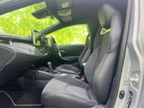 運転席からの眺めは良好で、周囲の状況をしっかり把握できます。操作性にも優れており、運転に集中できます。快適なドライビングをサポートします。