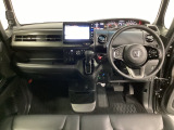 車内は光触媒抗菌消臭施工済です。インパネ周りはスタイリッシュなデザインで機能や装備も充実しています。グローブボックスやカップホルダーのほかにトレーなどたくさんの収納スペースが付いています。