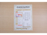 【車両検査証明書】店頭にて、クルマの状態が一目で分かる査証明書を公開中。トヨタ認定検査員が厳しく検査し、状態を点数と図解で表示しています。修復歴はもちろん、傷やヘコミの箇所や程度がご確認いただけます。