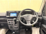 シンプルな運転席周りです。インパネ周りの各操作スイッチ類も使いやすいよう配置されています!
