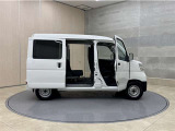 大開口のスライドドア。狭いスペースでも隣の車を気にせず開閉出来ます。