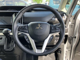 握りやすいステアリングで、快適な運転操作をサポート。操作性にも優れ、スムーズなハンドリングを実現します。