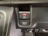 セレクトレバーの右に電子制御パーキングブレーキがあります。スイッチひとつで、停車した地点の傾斜などをシステムが検知・判断してブレーキ力を自動的に制御し、しっかり停車できるパーキングシステムです。