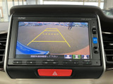 高画質ディスプレイで、運転中の情報表示をサポート。快適なドライブをさらに楽しめます。バックカメラとの連動で、狭い道でも安心です。