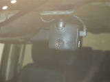 【ドラレコ前】今では車の必需品です。運転中の映像や音声を記録して残します。事故などが起きた場合の証拠になるので、もしもの時に役立ちます。
