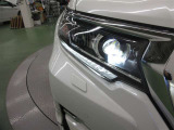 高輝度で点灯速度の速いLEDヘッドランプ& LEDクリアランスランプ(デイライト機能付)&LEDフォグランプがついています。