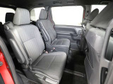 後席もゆとりあるスペースをしっかり確保しています。サイドリフトアップシート車は、シートが大きく車外に出るので車いすからシートへの乗り移りなどの負担を軽減できます。