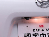 このお車はバックカメラが付いています。ナビをつければ連動できます。バックの操作が楽になります。