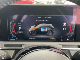 e-POWER専用メーターはモーター出力、エネルギーフロー表示、各種燃費表示機能、バッテリー残量、オド・ツイントリップメーター、デジタル時計、航続可能距離、サービスインターバルなどが表示されます
