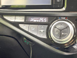 【オートエアコン】一度お好みの温度に設定すれば、車内の温度を検知し風量や温度を自動で調整。暑い&hellip;寒い&hellip;と何度もスイッチ操作をする必要はありません。快適な車内空間には必須の機能ですね♪