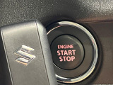 【キーレススタートシステム】カバンやポケットに入れたままでもドアの施錠・解錠が可能なスマートキーを装備。エンジンのオン・オフ時もカギを取り出す必要が無いからとっても便利です♪