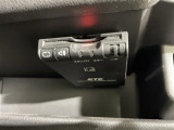 【ETC】有料道路を利用する際に料金所で停止することなく通過できる、ETC車載器(ノンストップ自動料金収受システム機器)が装備されています。セットアップを行うことで利用可能になります。