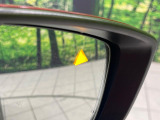 【ブラインドスポットモニタリング】走行中、ドアミラーの死角になりやすい箇所に後続車が接近するとサイドミラー付近に警告を表示、ドライバーに注意喚起をしてくれます。
