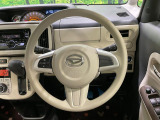 インテリアに合わせたデザインのステアリングは、運転される方のことも考え、運転しやすい形状、大きさです。是非一度、実際に触ってお確かめください。