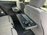 後部座席にはテーブルがありますので車内でお食事などでご利用ください。