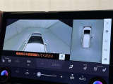 パノラミックビューモニターシステムが付いているので車の上から見た映像が確認できますよ。 一目で車両周辺の情報を確認できますが、直接安全をご確認下さい。