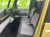 運転席からの視界は良好で、運転操作もスムーズに行えます。快適な運転環境をサポートする機能が充実しています。