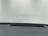 フロントガラスに情報投影するHUD付き。視線移動を最小限に、安全運転を支援します。