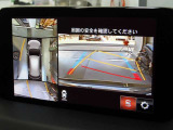 360&deg;ビューモニターでは、両サイドとフロント、バックカメラの合成で、あたかも上空から見下ろした様に周囲を確認して頂けます。駐車場だけでなく、T字路等でも活躍のアイテムです!