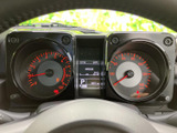 視認性の高いメーターが、運転に必要な情報を分かりやすく表示します。デジタル表示を採用し、より見やすくしています。走行状況を的確に把握できます。