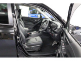 本革シートの落ち着いた内装。運転席&助手席パワーシート(メモリー機能付)と前席シートヒーターを装備。快適なドライビングポジションをすぐに再現できます。