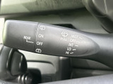 雨の日の運転をサポートするワイパーレバー。雨量に応じて、拭き取り速度を調整できます。視界を確保し、安全運転をサポートします。