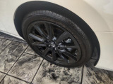 白いボディに映える黒く重厚感のあるホイールを採用。メリハリがつくカラーリングだからこそ目を引くんですね。