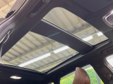 【パノラマルーフ】大型のガラスルーフ搭載で車内の解放感が一気にアップ!開放的なドライブをお楽しみいただけます。