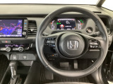 【ハンドル】運転にかかわる様々な操作を安全に行えるように視点移動が少なく操作性に配慮されたスイッチ類が凝縮されたコックピットです。
