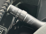 雨天時でもクリアな視界を確保できるワイパーレバー。運転の安全性を高めます。