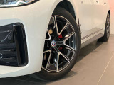 BMW純正アロイホイールはモデルやパッケージに合わせてデザインされています。洗練されたデザインで、足元の個性を引き立てます。