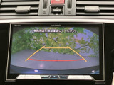 後方確認をサポートするモニター。駐車時の安全性を高め、狭い場所でも安心して運転できます。運転に自信がない方にもおすすめです。