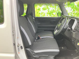 運転席からの視界は広く、運転しやすい設計です。シートの素材も肌触りが良く、長距離運転でも快適に過ごせます。