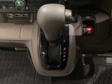 CVT車のセレクトレバーです。低速から高速まで、変速ショックのないスムーズな走りと、エンジン効率のよい領域を維持して燃費にも貢献します。サイドブレーキはスイッチ操作の電子制御パーキングブレーキです。