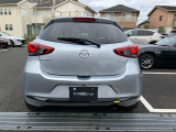 リアのテールランプには薄型でシャープな横長のデザインを採用しています。ブランドシンボルへと視線をまっすぐ導くようなレイアウトで、リアビューを精悍に引き締めています。