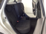 広い足元にゆったり座れるシートには肘掛けも装備しており長距離の運転でも疲れにくくなってます。女性でも運転がしやすいように、シートの高さ調整機能(シートリフター)がついています。