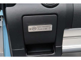 わずか900kg強の軽量ボディに対し、低回転から豊かでフラットなトルクを発生させ、4,000rpm付近からは鋭いレスポンスで立ち上がる官能的な加速をお楽しみいただけます。