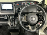【ハンドル】運転にかかわる様々な操作を安全に行えるように視点移動が少なく操作性に配慮されたスイッチ類が凝縮されたコックピットです。