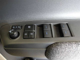 パワーウィンドウスイッチで運転席から全席の窓の開閉ができます。