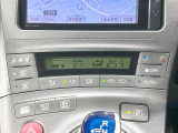【オートエアコン】一度お好みの温度に設定すれば、車内の温度を検知し風量や温度を自動で調整。暑い&hellip;寒い&hellip;と何度もスイッチ操作をする必要はありません。快適な車内空間には必須の機能ですね♪