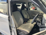 運転席まわりです。運転席からの視界が左右に広く隅々まではっきりと見渡せます!クルマの前端も把握しやすく安心して運転できます!