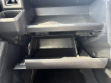 【グローブボックス】大容量のグローブボックスです!!車検証ケース他、日頃使う小物類の収納スペースもたくさんあります!