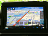 鮮明な地図表示で、目的地までの道案内をスムーズに行います。渋滞情報も確認できるので、効率的なルート選択が可能です。