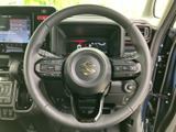 握りやすいステアリングは、運転操作をスムーズにします。快適なドライビング体験をサポートします。